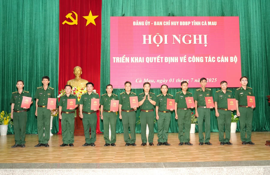 Đại tá Phạm Minh Giang - Bí thư Đảng ủy, Chính ủy Ban Chỉ huy BĐBP tỉnh Cà Mau, trao các Quyết định điều động chức vụ trưởng ban, đội trưởng và trợ lý thuộc cơ quan Ban Chỉ huy BĐBP tỉnh cho các sĩ quan.
