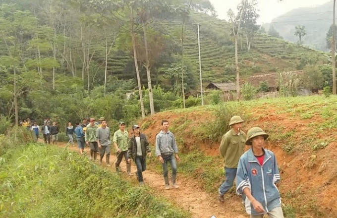 Chuẩn bị khâm liệm nạn nhân. Ảnh: Tiến Phong.