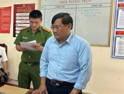 Cơ quan công an đọc lệnh bắt giữ Hoàng Đình Lưu.