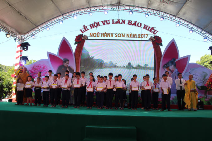 Trong lễ khai hội Vu Lan báo hiếu - Ngũ Hành Sơn 2017 cũng trao học bổng cho học sinh nghèo trên địa bàn quận. Từ 6h sáng cũng diễn ra Lễ thượng Phan, Nghinh Sơn Thần để chuẩn bị vào lễ chính.