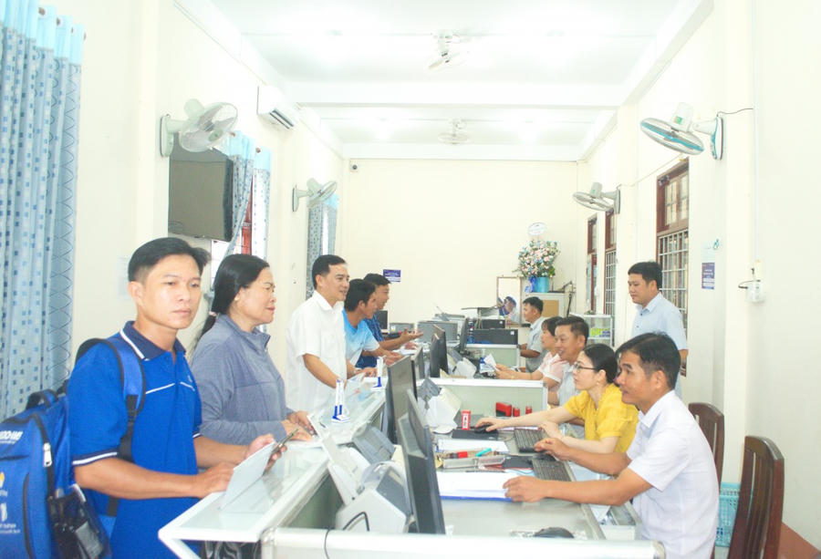 Ông Trần Thanh Tuấn – Phó Bí thư Đảng ủy, Chủ tịch UBND xã Châu Thới (thứ ba từ trái sang) kiểm tra, hướng dẫn người dân thực hiện thủ tục hành chính tại Trung tâm Phục vụ hành chính công.