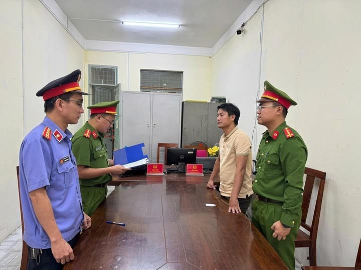Cơ quan CSĐT thực hiện Lệnh bắt bị can để tạm giam đối với Văn Đức Quý. Ảnh: C.A Đà Nẵng