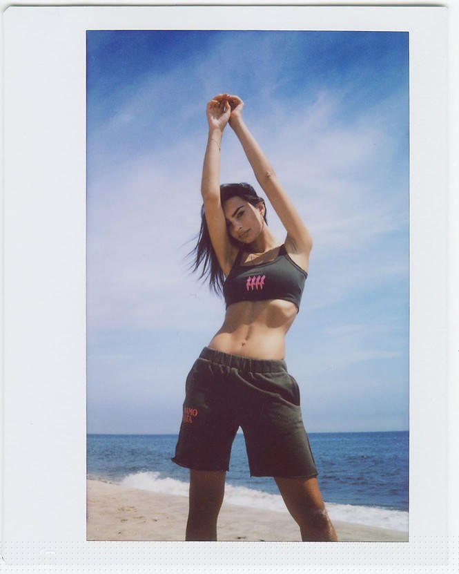 Emily Ratajkowski eo thon chân dài xuống phố - ảnh 10