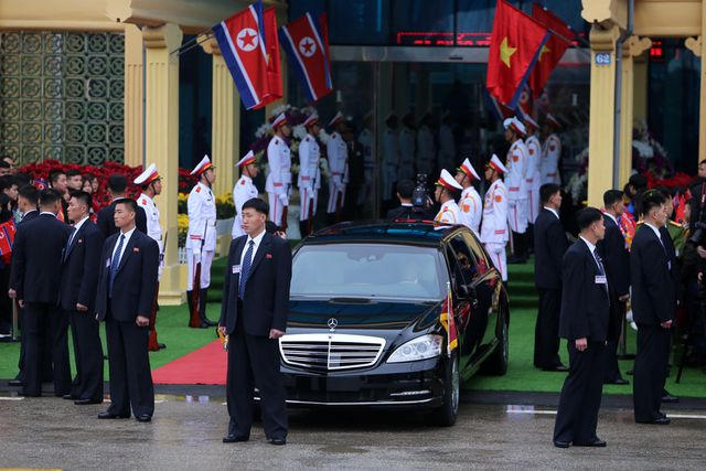 Siêu xe của ông Kim Jong-un đỗ trước cửa ga, khi xe dừng lại, 12 vệ sĩ xếp đội hình xung quanh xe và quan sát các bên.