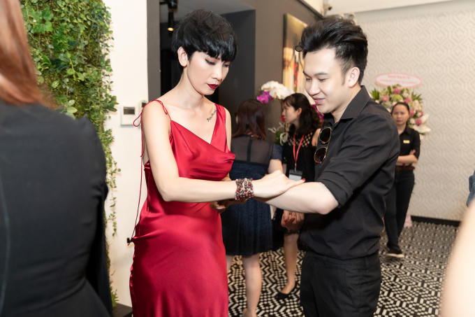 Dương Triệu Vũ trải nghiệm sản phẩm.