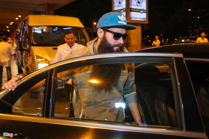 Đón đạo diễn người Mỹ là xe của khách sạn chứ không ồn ào và hoành tráng như những dịp ngôi sao quốc tế đến Việt Nam trước đây.