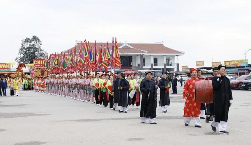 Lễ rước kiệu từ đình Đức Ông về đền Mẫu Âu Cơ.