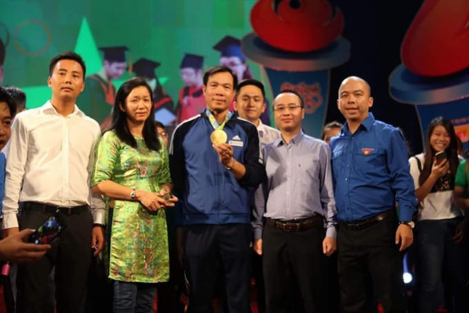 Ông Nguyễn Phan Huy Khôi, Giám đốc Đối ngoại Tập đoàn Number 1 – Tân Hiệp Phát chụp ảnh giao lưu cùng Xạ thủ Hoàng Xuân Vinh và Ban tổ chức chương trình.