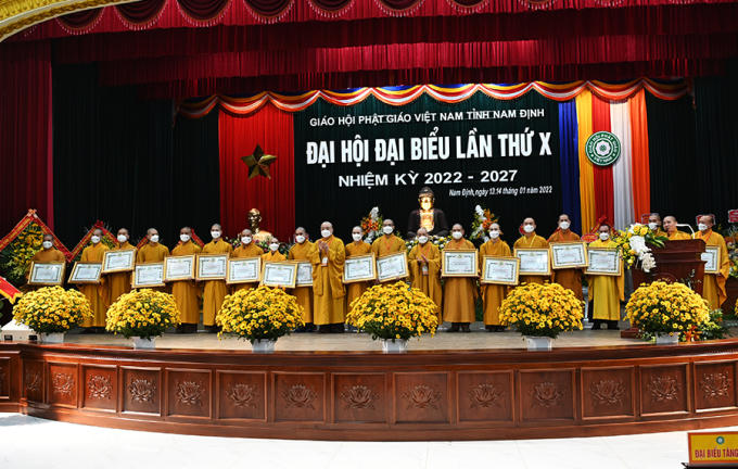 Trao tặng Bằng tuyên dương công đức cho 20 cá nhân tình nguyện viên chống dịch Covid tại Tp. Hồ Chí Minh và tỉnh Long An.