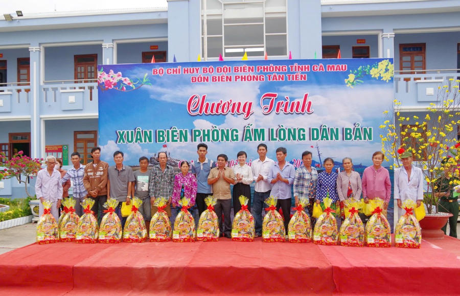 Lãnh đạo huyện Đầm Dơi và Ủy ban MT Tổ quốc tỉnh Cà Mau tặng quà cho các gia đình chính sách, hộ nghèo trên địa bàn xã Tân Tiến.
