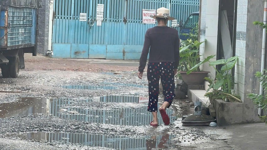 Tuyến đường bị xuống cấp nghiêm trọng, ổ voi ổ gà xuất hiện gây mất an toàn giao thông.
					
				
			
			Tuyến đường bị xuống cấp nghiêm trọng, ổ voi ổ gà xuất hiện gây mất an toàn giao thông.