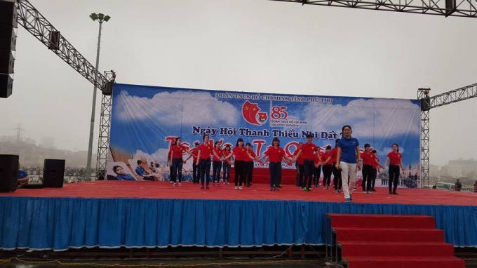 Tuổi trẻ Đất Tổ hát vang bài ca truyền thống (Ảnh: Thu Hường)
"Ngày hội thanh niên Đất Tổ - Tôi xây tổ quốc tôi" là một trong những chương trình nhằm tôn vinh đóng góp của khối đoàn thanh niên tình nguyện trên địa bàn tỉnh (Ảnh: Thu Hường)