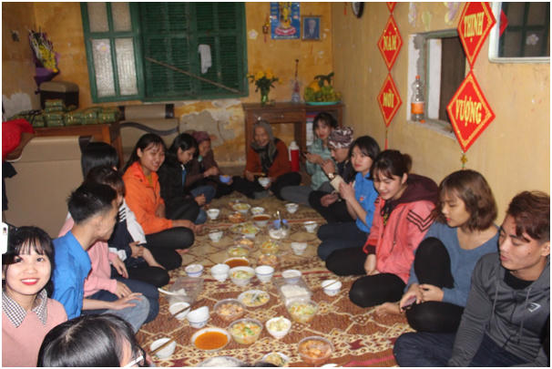 Hình ảnh bữa cơm sum vầy ấm cúng của các bạn TNV và các cụ ở đấy sẽ là hình ảnh đẹp và đáng nhớ nhất.