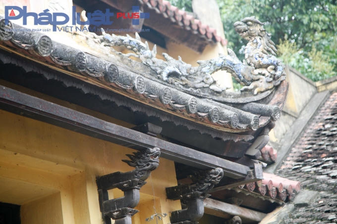 Bờ nóc hai đầu hồi cung Đệ Nhị được đắp hai con rồng lớn.