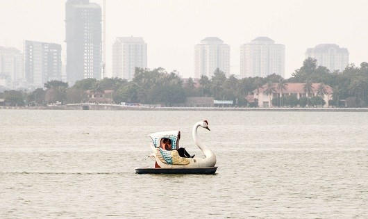 Dịch vụ thuê thuyền đạp vịt vẫn diễn ra trên hồ Tây.