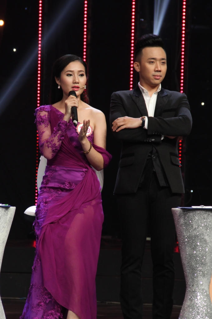 Hoa hậu Việt Nam 2016: Trấn Thành ôm chầm thí sinh giống Hoa hậu Nguyễn Thị Huyền để tỏ lòng ngưỡng mộ