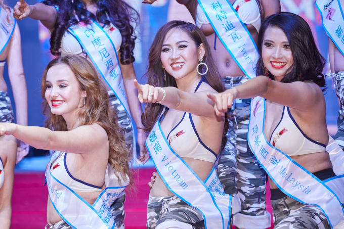 Trúc Ny và thí sinh các quốc gia lần lượt tham gia các phần thi nhảy dancing mở màn trong trang phục thể thao năng động.