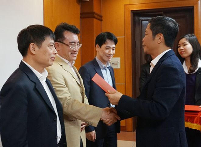 Bộ trưởng Trần Tuấn Anh trao Quyết định cho tân Thành viên HĐTV Tập đoàn Điện lực Việt Nam Đặng Huy Cường.