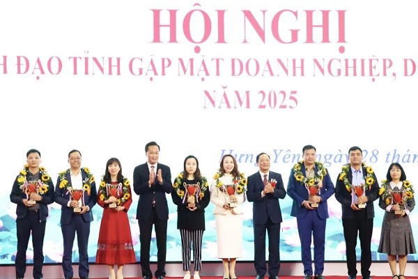Lãnh đạo tỉnh Hưng Yên trao Cúp Phố Hiến tặng các doanh nghiệp.