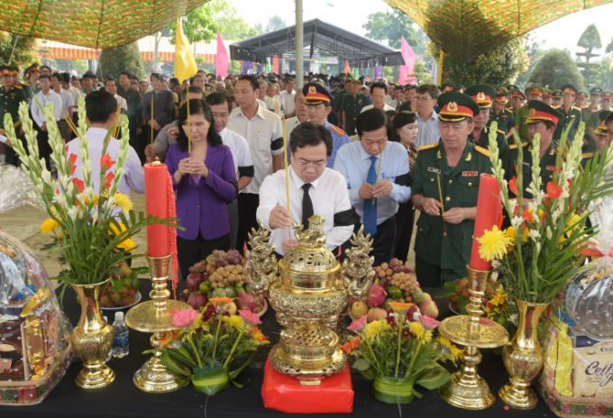 Đảng bộ, chính quyền, lực lượng vũ trang và nhân dân tỉnh Kiên Giang thắp hương các Liệt sĩ