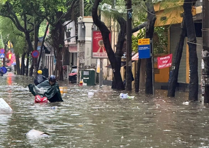 Phố Thái Thịnh ngập sâu có nơi lên đến hơn 50cm.
