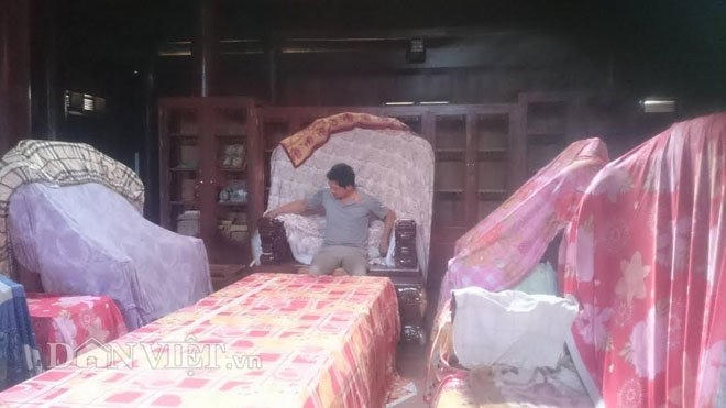 Bộ ghế gỗ rất to bằng gỗ cẩm chỉ, ông Quang nói có giá một tỷ đồng và gỗ ông mua từ trước.