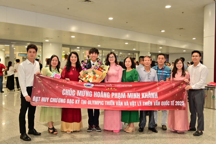 HĐQT – BGH, Thầy cô và gia đình đón Minh Khánh sau kỳ thi Olympic Thiên văn và Vật lý thiên văn quốc tế (IOAA)