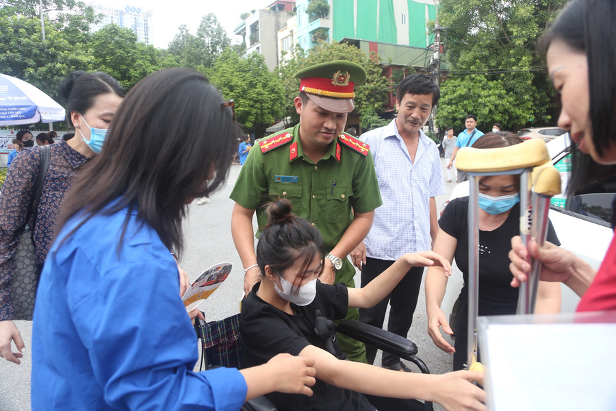 Hỗ trợ thí sinh đến địa điểm thi tại quận Hà Đông
