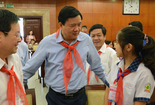 Lãnh đạo TP HCM trao đổi với đại diện học sinh thành phố. Ảnh: Mạnh Tùng