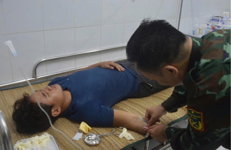 Các lực lượng hỗ trợ ngư dân bị ngộ độc cá hồng. Ảnh: Công Tâm