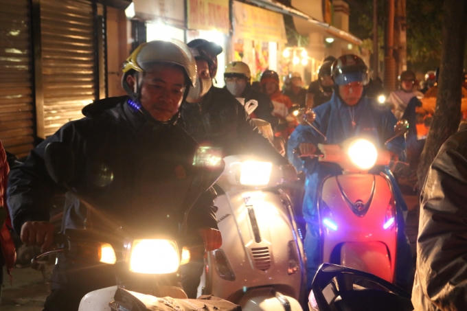 ...tuy nhiên vỉa hè cũng không thừa một chỗ trống.