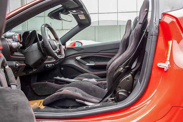 Bên trong khoang lái, F8 Spider sử dụng chất liệu da, da lộn kết hợp những đường chỉ khâu trang trí đỏ. Phía ghế phụ của xe có thêm màn hình giải trí 7 inch đáp ứng nhu cầu giải trí cơ bản cùng âm thanh JBL Professional.