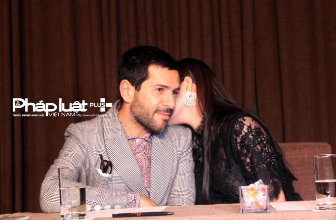 Sự tình tứ thân mật của Lý Nhã Kỳ dành cho NTK Alexis. Ảnh Đặng Ngọc Hưng