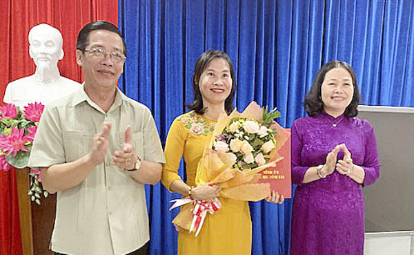 Lãnh đạo Tỉnh ủy Bà Rịa - Vũng Tàu trao quyết định và chúc mừng đồng chí Lê Thị Kim Thu.