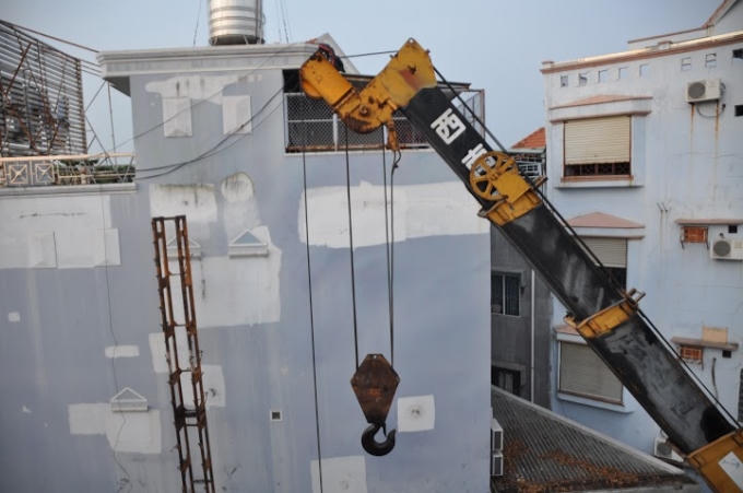 M&aacute;y cẩu tiến h&agrave;nh xử l&iacute; hiện trường.