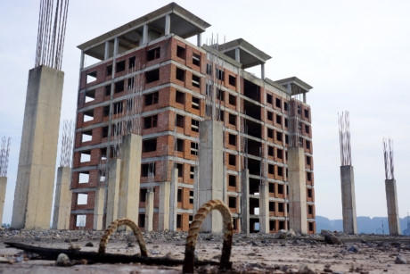 Ông Lê Xuân Giang, Hiệu trưởng Đại học Hoa Lư cho hay, vài năm gần đây số lượng sinh viên theo học giảm mạnh, mỗi năm trường chỉ tuyển được 300-500 chỉ tiêu. Số sinh viên ít nên ngôi trường hiện tại (Trường Đại học Hoa Lư cũ cách dự án mới 300 m) vẫn đảm bảo công tác giảng dạy.