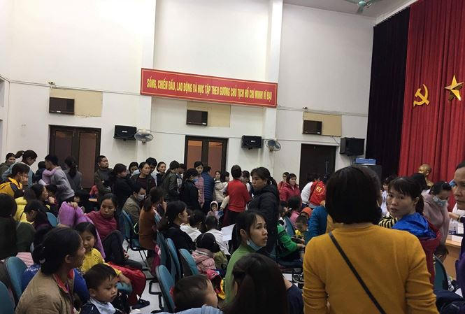 BV Nhiệt đới TƯ huy động cả hội trường để đón tiếp, phát số và làm xét nghiệm cho các bé