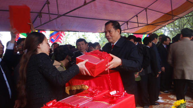 Lãnh đạo tỉnh Hải Dương phát tặng ngũ cốc cho người dân sau lễ tế trên Trung Nhạc miếu.