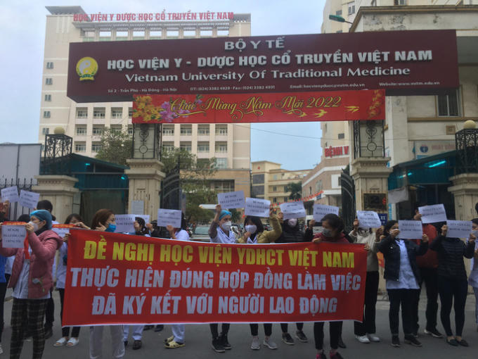 Nhiều nhân viên y tế của Bệnh viện Tuệ Tĩnh gây áp lực đòi nợ lương.