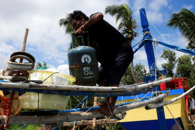 Ngư dân Philippines chuẩn bị ra biển. (Ảnh: Reuters)