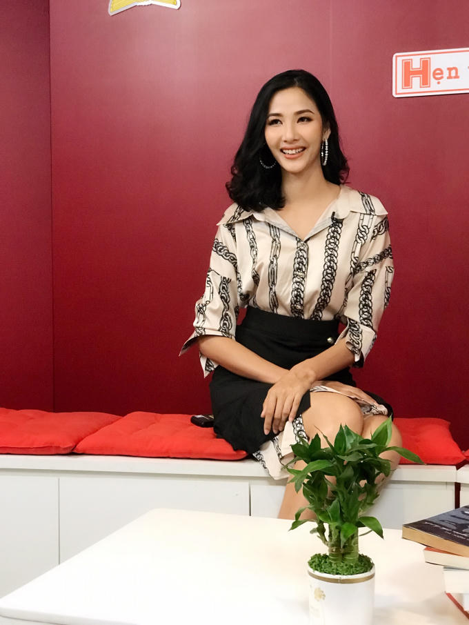 Á hậu Hoàng Thùy.