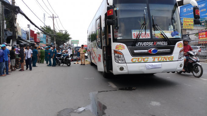 Chiếc xe khách cán chết người khi vừa rời bến.