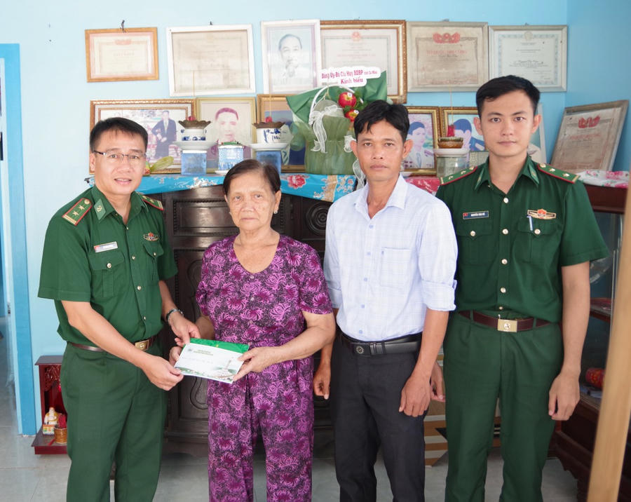 Trung tá Võ Minh Đương - Phó Chủ nhiệm Chính trị BĐBP tỉnh Cà Mau, thăm hỏi, tặng quà gia đình Anh hùng lực lượng Vũ trang Nhân dân Trần Văn Tất (nguyên Đại đội trưởng Công an nhân dân tỉnh Minh Hải).