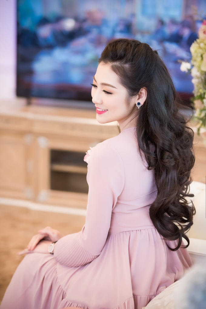 Làn da căng mịn, vóc dáng săn chắc đầy sức sống của á hậu Tú Anh.