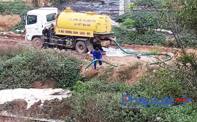 Xe bồn trở nước thải in tên công ty. (ảnh cắt từ clip)