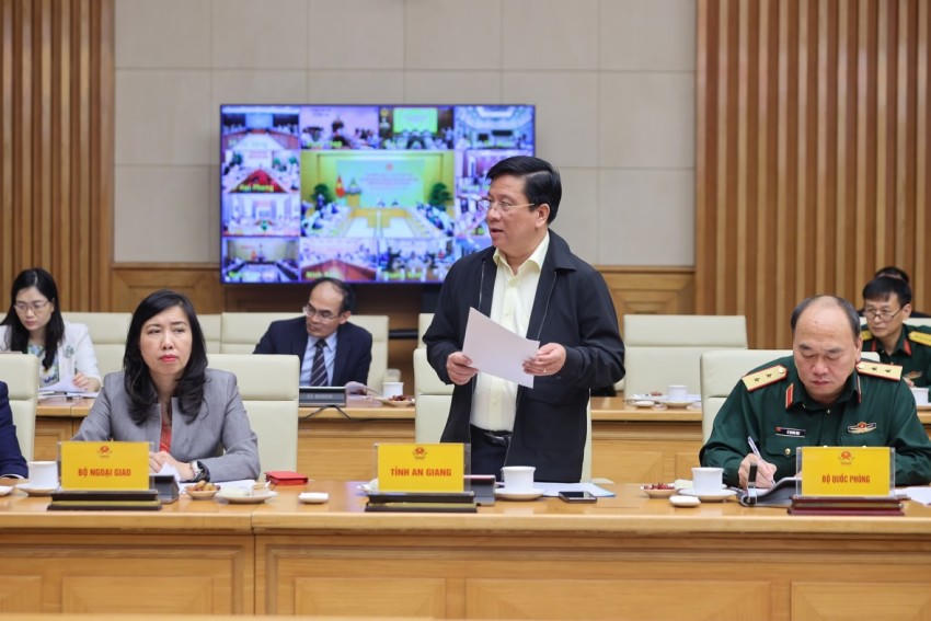 Lãnh đạo tỉnh An Giang phát biểu tại phiên họp.