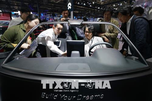 Kh&aacute;ch h&agrave;ng xem một mẫu xe &ocirc; t&ocirc; mới trưng b&agrave;y tại Triển l&atilde;m &Ocirc; t&ocirc; Quốc tế Bắc Kinh 2018 ở Bắc Kinh, Trung Quốc ng&agrave;y 25/4.&nbsp;Ảnh: THX/TTXVN