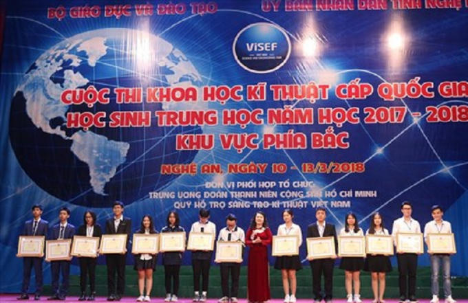 Nhóm các thí sinh đoạt giải tại cuộc thi nhận bằng khen của Bộ GD&amp;ĐT.