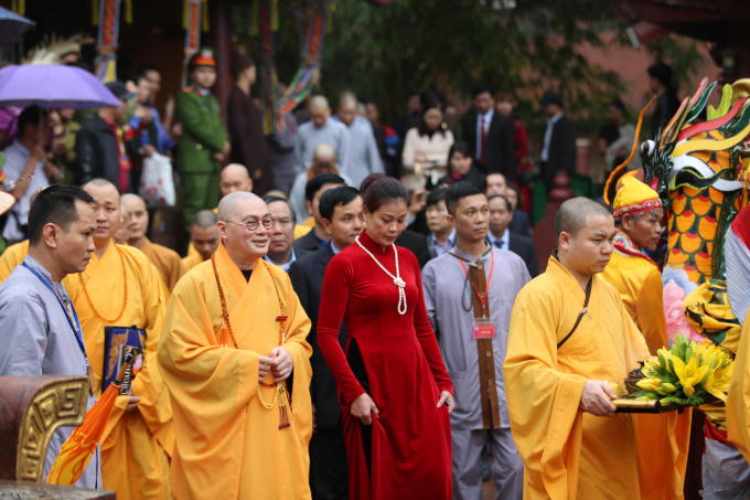 Ngày đầu khai hội Chùa Hương: Hàng vạn người nhích từng bước trong mưa xuân