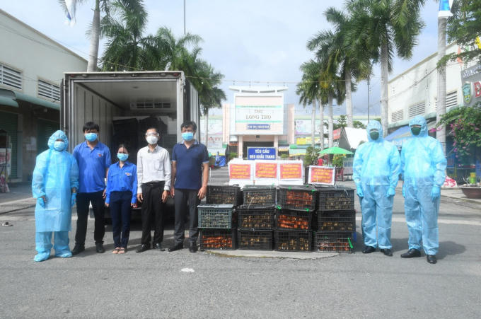 Đại diện Vùng 2 Hải quân và Đại diện UBMTTQ huyện Nhơn Trạch tại buổi trao tặng thực phẩm hỗ trợ nhân dân khu vực phong tỏa tại xã Long Thọ, huyện Nhơn Trạch.